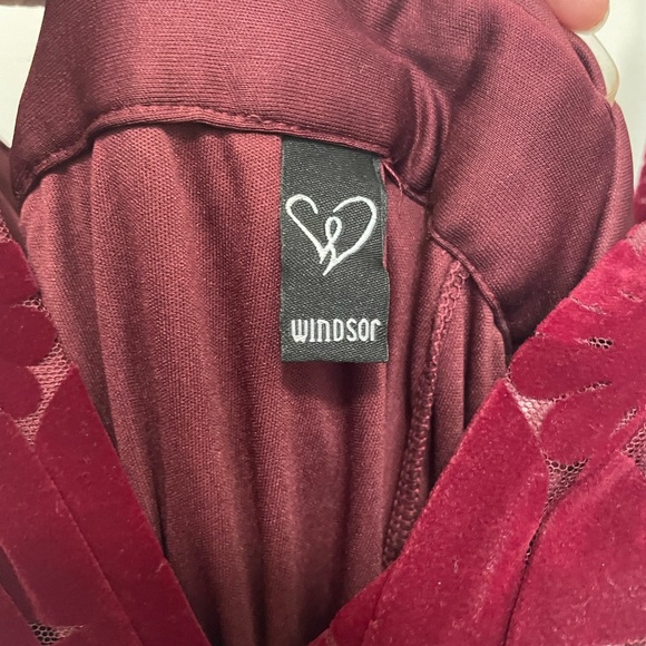 Windsor Morgan Formal Flocked Velvet Dress in Burgundy | Size Small - Picture 3 of 6